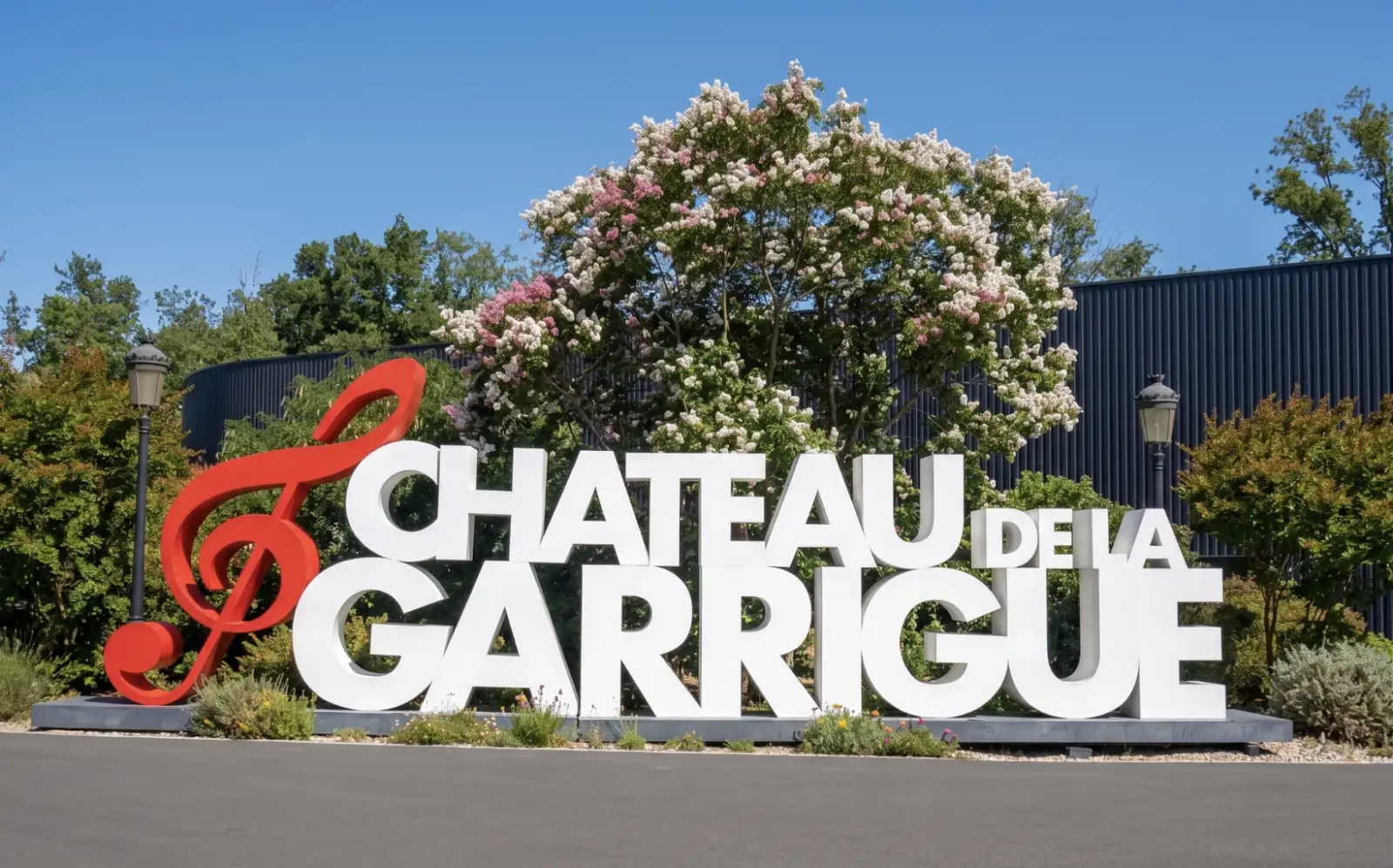 Le totem d'entrée du Château de la Garrigue, avec sa clé de sol