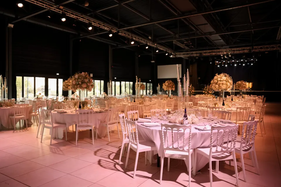 Salle Piano dressée pour un dîner de réception au Château de la Garrigue