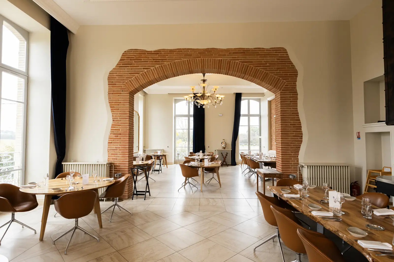La Salle Alto, ses murs en briquettes et sa cheminée